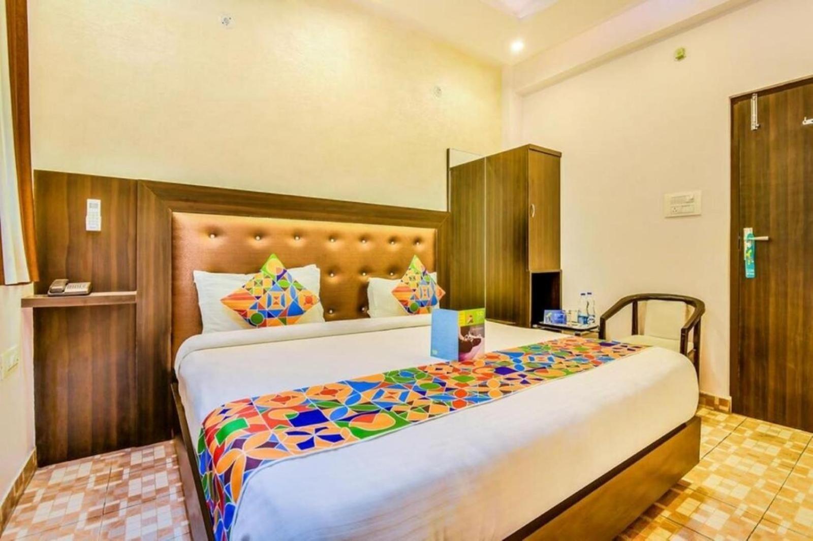 Hotel Express Нью-Дели Экстерьер фото