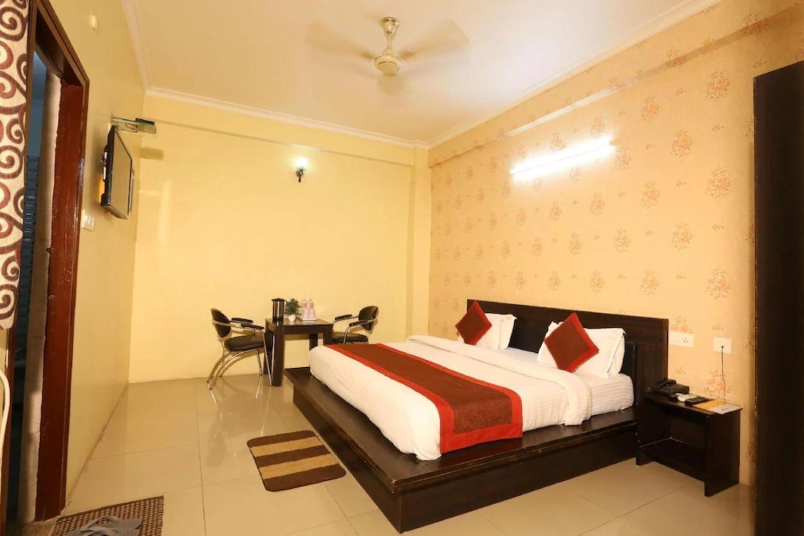 Hotel Express Нью-Дели Экстерьер фото