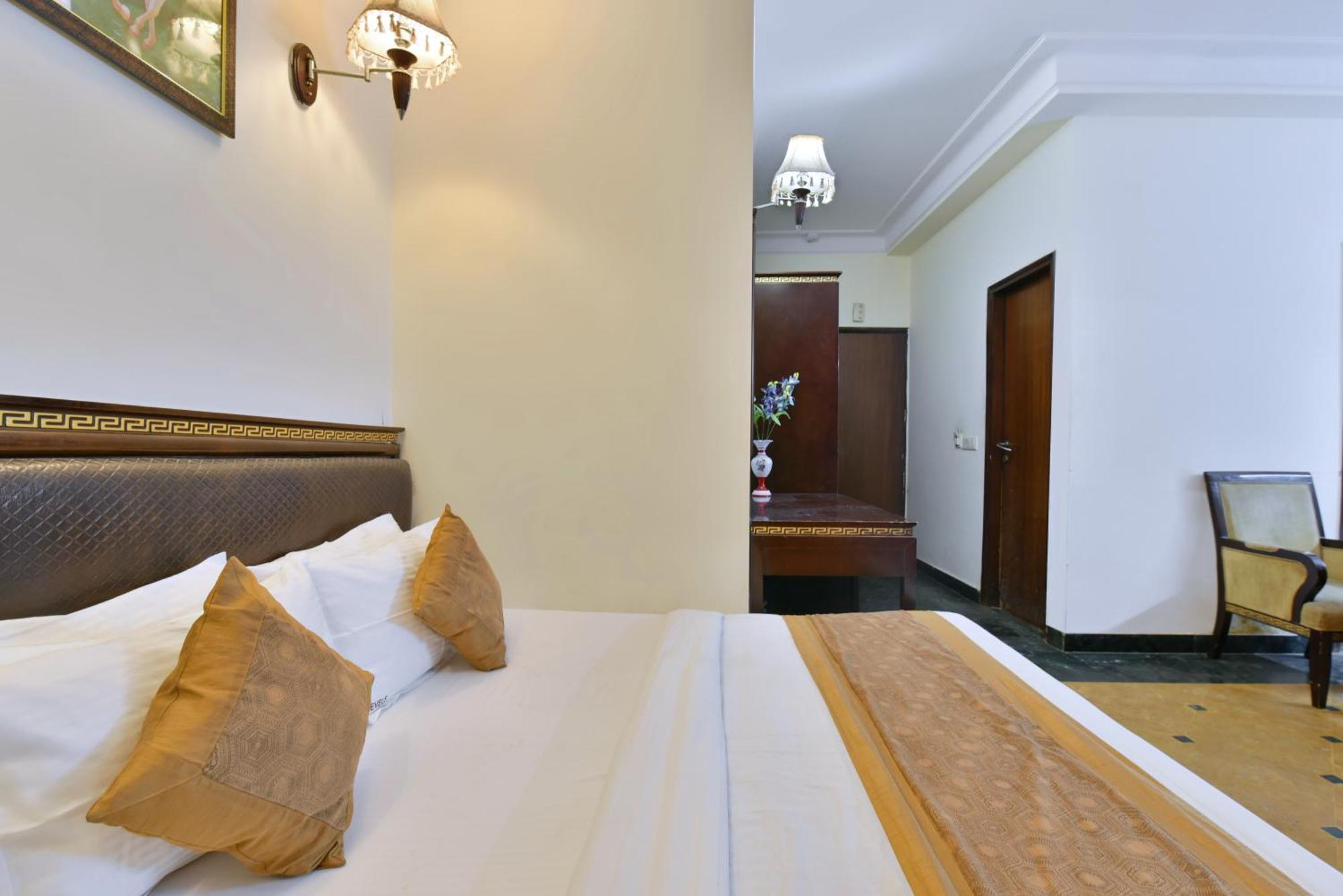 Hotel Express Нью-Дели Экстерьер фото